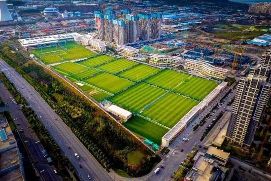 各个大的电影公司继续以不同的方法对和电影有联系的其他公司进行兼并，这样做的目的使电影公司影片的制作是更大的运作，并开始购买大影片公司和其他的娱乐媒体，包括电视、印刷、电台，使大的电影公司有能力控制这些娱乐市场。